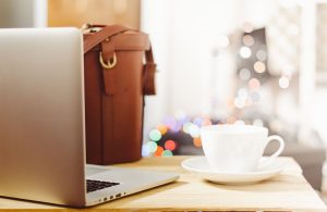 Computer, valigia e caffè