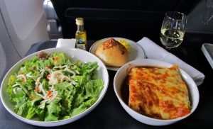 Pranzo in aereo: insalata e lasagna