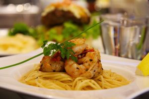 Spaghetti, gamberetti, pachino con olio alla menta piperita